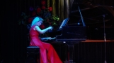 Kobieta grająca na fortepianie