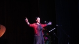 kobieta śpiewa na scenie