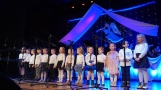 grupa dzieci na scenie
