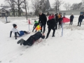 młodzież bawi się na śniegu