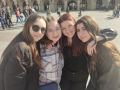 cztery uśmiechęte dziewczyny na placu w Krakowie