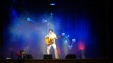 mężczyzna z gitara na scenie