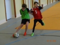 dwóch chłopców rywalizuje o piłkę