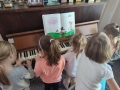 dzieci przy pianinie