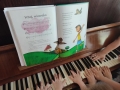 dziecięce rączki na klawiaturze pianina