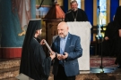 biskup hajnowski odbierający dar od Przydenta RP