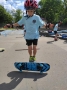 dziecko jeździ na deskorolce na skateparku