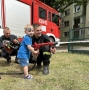 chłopiec ze strażakiem
