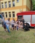 dzieci bawią się ze strażakami