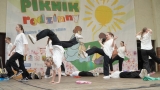 zespół taneczny występujący na scenie Amfiteatru podczas Pikniku Rodzinnego