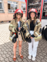 dziewczęta w kaskaż strażackich