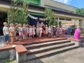 dzieci z zespołu „Kolebka” ubrane w kolorowe stroje prezentujące swoje przedstawienie oraz dzieci z każdej grupy śpiewające i tańczące dla swoich rodziców.