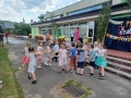 dzieci z zespołu „Kolebka” ubrane w kolorowe stroje prezentujące swoje przedstawienie oraz dzieci z każdej grupy śpiewające i tańczące dla swoich rodziców.