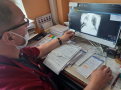 meżczyzna przegląda zdjećia rtg płuc na monitorze