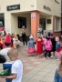 dyrektor biblioteki Agnieszka Kazberuk wraz zpania Justyną Perestet czytają dzieciom