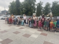 przedszkolaki w trakcie trwania parady. Dzieci są przebrane w wielobarwne kostiumy postaci z bajek.