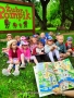  dzieci i nauczycielki w trakcie czytania Pompikowych przygód