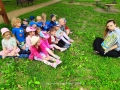  dzieci i nauczycielki w trakcie czytania Pompikowych przygód