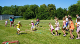 dzieci biorące udział w zabawach na osiedlu Lipowa. 