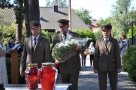 delegacja składająca kwiaty