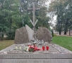 złożone kwiaty, postawione znicze na pomniku Ofiar Walk i Męczeństwa 