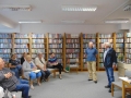 Dwaj mężczyźni w sali bibliotecznej 