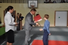 burmistrz wręcza uczniom akt przyznania stypendium