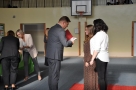 burmistrz wręcza uczniom akt przyznania stypendium