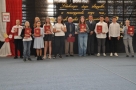 grupa uczniów i burmistrz pozują do zdjęcia pamiątkowego