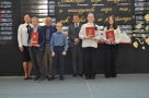 grupa uczniów i burmistrz pozują do zdjęcia pamiątkowego