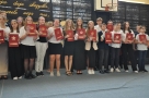 grupa uczniów i burmistrz pozują do zdjęcia pamiątkowego