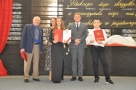 grupa uczniów i burmistrz pozują do zdjęcia pamiątkowego