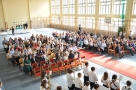 Widok na salę gimnastyczna, w której odbywa się uroczystość