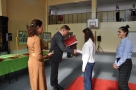 burmistrz wręcza uczniom akt przyznania stypendium