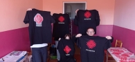 młodzież prezentuje koszulki z nadrukami