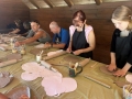 Uczestnicy na warsztatach ceramicznych