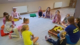 Na zdjęciach widać dzieci uczestniczące w zabawach  „Powitanie jesieni”.