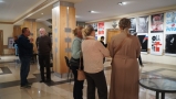 Na zdjęciach widać uczestników wernisażu.