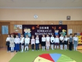 dzieci witają przybyłych gości recytując wspólnie wiersz na powitanie