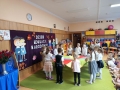 dzieci podczas tańca z chustą animacyjną