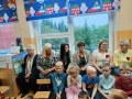 dzieci wręczają róże