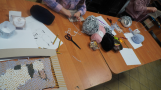 dzieci uczestniczące w warsztatach tkania techniką kilimu