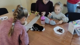 dzieci uczestniczące w warsztatach rękodzielniczych.