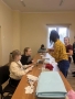 uczestnicy warsztatów szyją ozdoby