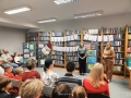 Pani dyrektor Miejskiej Biblioteki Publicznej w Hajnówce oraz Panią dyrektor Przedszkola nr 5 w Hajnówce w trakcie przemowy i powitania dzieci na przeglądzie