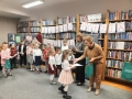 dzieci po recytacji wierszy i odbierających nagrody