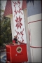 mężczyzna na podnośniku wykonuje mural