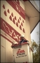 mężczyzna na podnośniku wykonuje mural