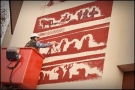 mężczyzna na podnośniku wykonuje mural
