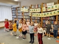 występ dzieci w bibliotece